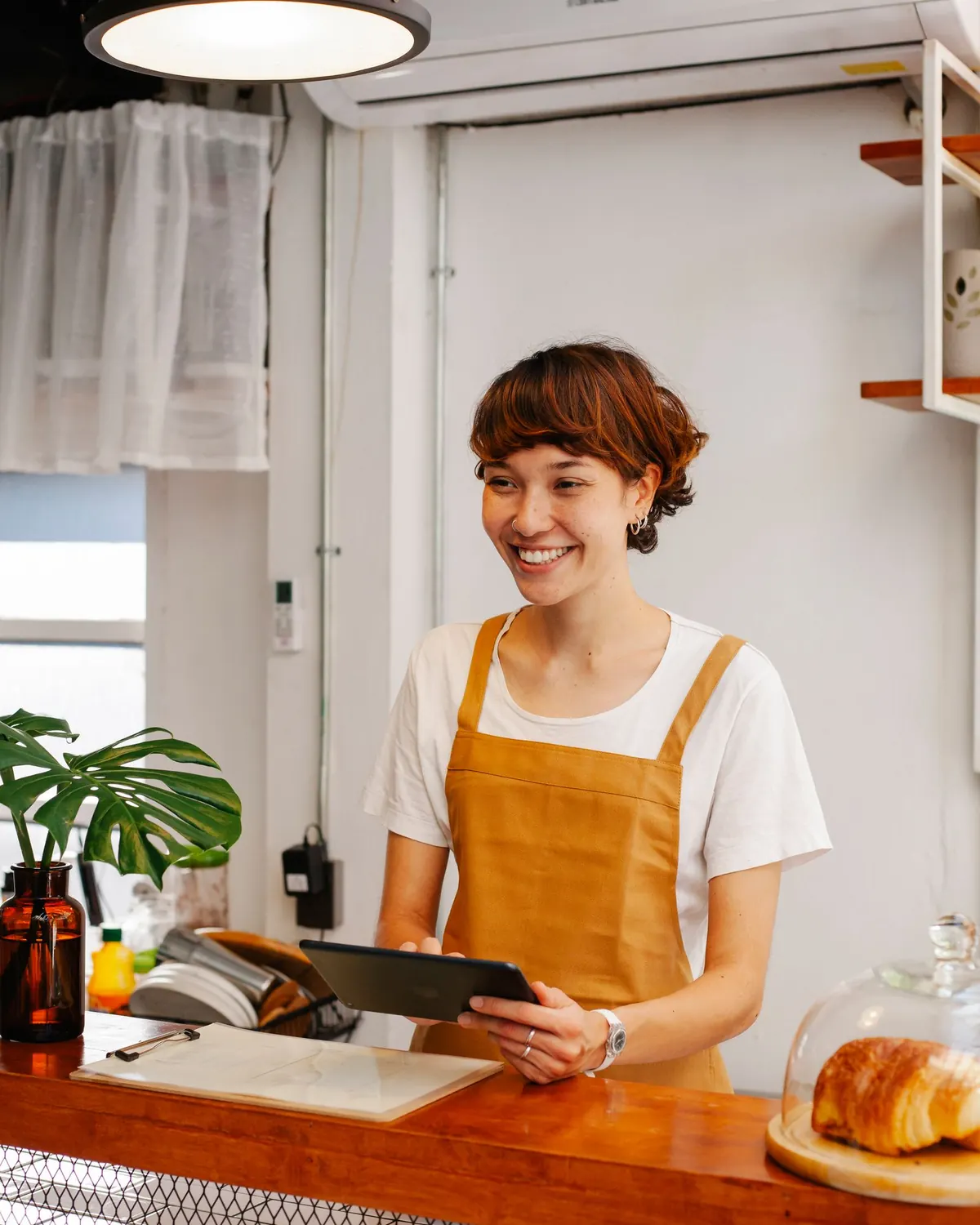 Commerçante utilisant une tablette derrière son comptoir